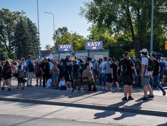 Kolejki do kas i spacer do miasteczka Air Show (zdjęcia)