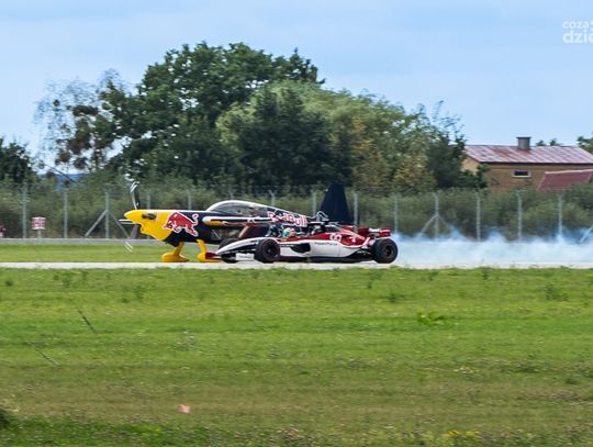 Air Show 2023 - Wyścig bolida F1 z samolotem i pokazowy przelot (zdjęcia)