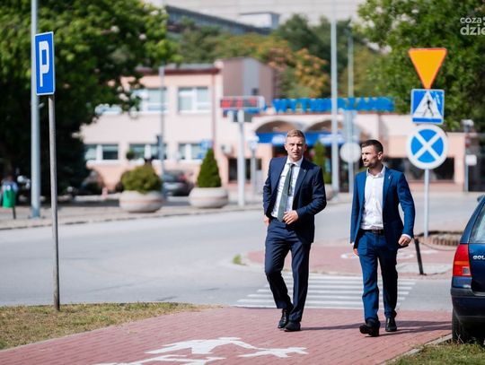 Konferencja Roberta Bąkiewicza i Janusza Kowalskiego przed elektrownią w Kozienicach (zdjęcia)