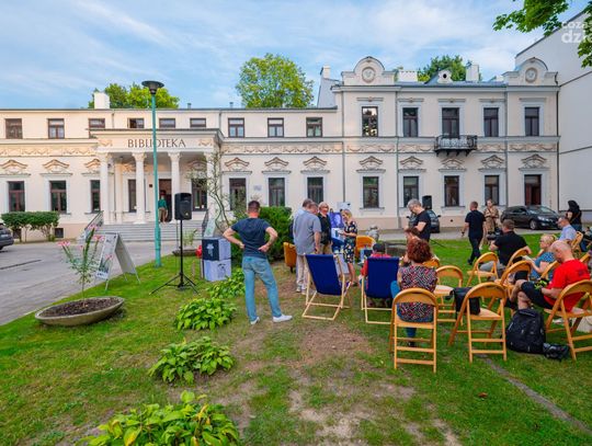Opętani Literaturą - dyskusja w ogrodzie biblioteki (zdjęcia)