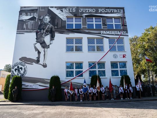 Uroczystość odsłonięcia murali na terenie PSP nr 27 im. Szarych Szeregów (zdjęcia)