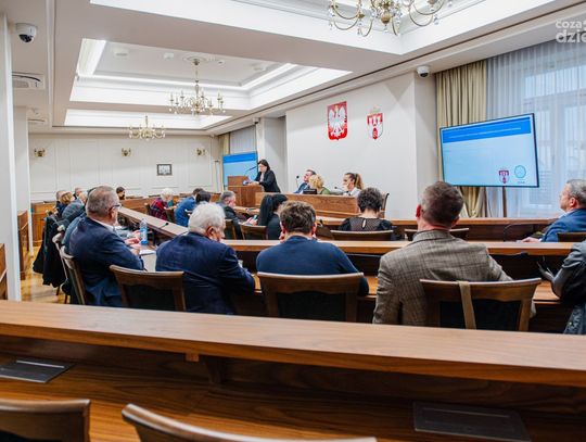 Nadzwyczajna sesja rady miejskiej - sprawa zakładów odpadów przemysłowych przy ul. Ziemowita (zdjęcia) Nadzwyczajna sesja rady miejskiej - sprawa zakładów odpadów przemysłowych przy ul. Ziemowita (zdjęcia)