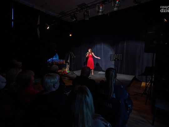 Agnieszka Grębosz na dzień seniora w DK Borki (zdjęcia)