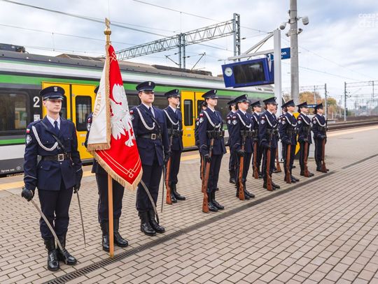 Złożenie kwiatów przed tablicą upamiętniającą pomordowanych radomskich kolejarzy (zdjęcia)