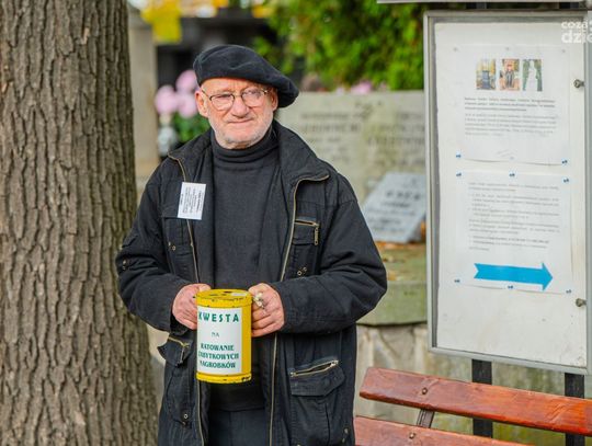 Kwesta na cmentarzu rzymskokatolickim (zdjęcia)