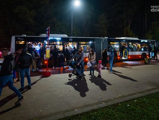 Nocny spacer po Cmentarzu Komunalnym na Firleju (zdjęcia)