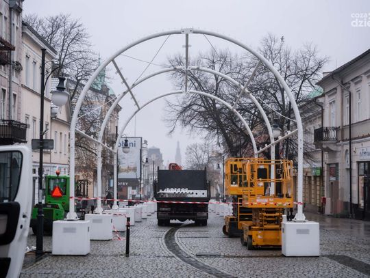 Montaż tunelu świetlnego na ul. Żeromskiego (zdjęcia)