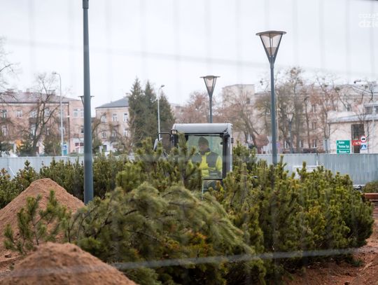 Budowa placu zabaw przed Galerią Słoneczną (zdjęcia)