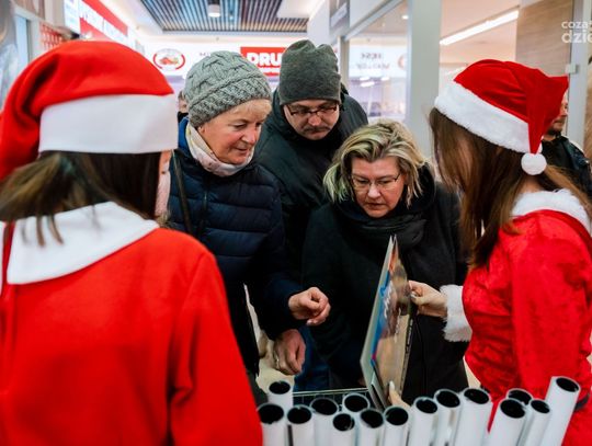 Dzieje się w Radomskich Halach Mięsnych. Mikołaj rozdaje prezenty, nowe stoiska i sklepy. Tłumy na zakupach (zdjęcia)