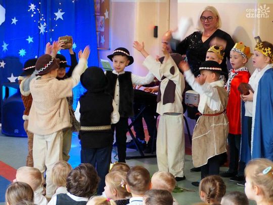 Jasełka w wykonaniu dzieci i rodziców z grupy IV w PP 26 w Zespole Szkolno -Przedszkolnym Nr 4 (zdjęcia) Jasełka w wykonaniu dzieci i rodziców z grupy IV w PP 26 w Zespole Szkolno -Przedszkolnym Nr 4 (zdjęcia)