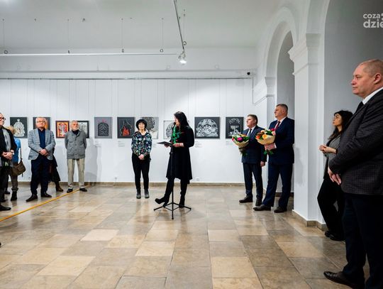 Płonące. Wycinanki Moniki Krajewskiej w dni życia, dni śmierci wpisane w Muzeum Malczewskiego (zdjęcia) Płonące. Wycinanki Moniki Krajewskiej w dni życia, dni śmierci wpisane w Muzeum Malczewskiego (zdjęcia)