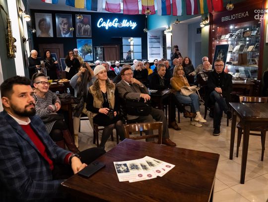 Wernisaż fotografii Leszka Jastrzębiowskiego PS Gaje Oliwne (zdjęcia) Wernisaż fotografii Leszka Jastrzębiowskiego PS Gaje Oliwne (zdjęcia)