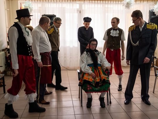 Teatr z okazji Dnia Babci i Dziadka w DPS Nad Potokiem (zdjęcia)