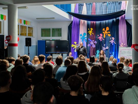 Spotkanie z aktorami "Akademii Pana Kleksa" w PSP nr 14 (zdjęcia)