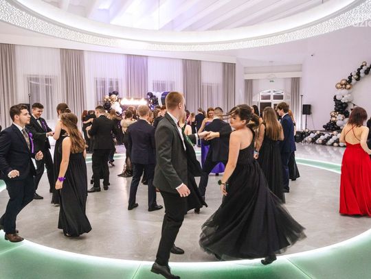 Studniówki 2024: Zespół Szkół Nr 1 im. Legionów Polskich w Kozienicach (zdjęcia)