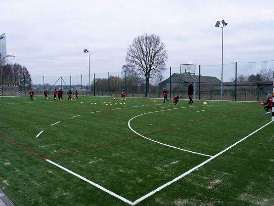 Otwarcie boiska przy szkole w Chomentowie Puszcz (zdjęcia)