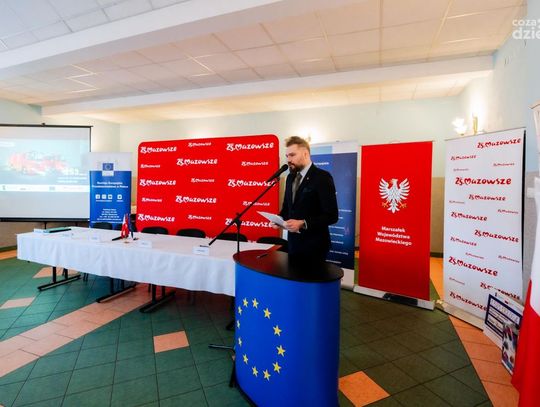 Podpisanie umów na samochody strażackie z pow. białobrzeskiego w Promnej (zdjęcia)