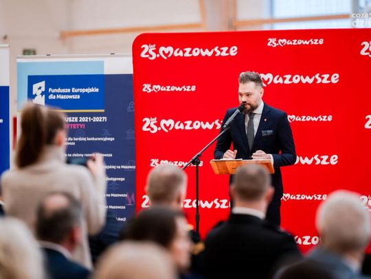 Podpisanie umów na samochody strażackie dla pow. kozienickiego (zdjęcia)