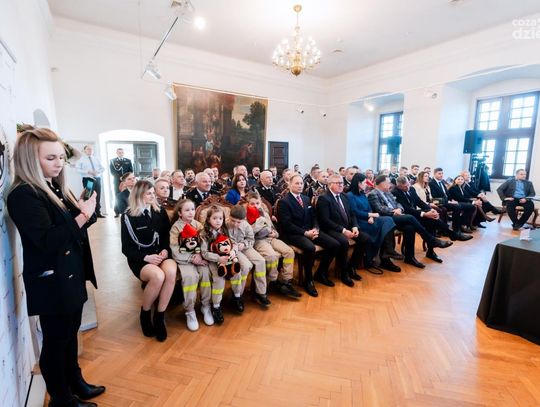 Podpisanie umów na samochody strażackie dla pow. szydłowieckiego (zdjęcia)