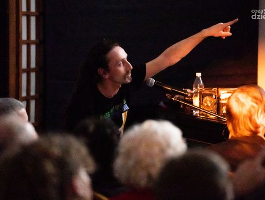 Pokaz multimedialny zdjęć "Fotograficzny miszmasz" Szymona „Fotaka” Wykroty (zdjęcia) Pokaz multimedialny zdjęć "Fotograficzny miszmasz" Szymona „Fotaka” Wykroty (zdjęcia)