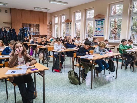 Finał konkursu z wiedzy „Bezpieczeństwo w Ruchu Drogowym” (zdjęcia) Finał konkursu z wiedzy „Bezpieczeństwo w Ruchu Drogowym” (zdjęcia)