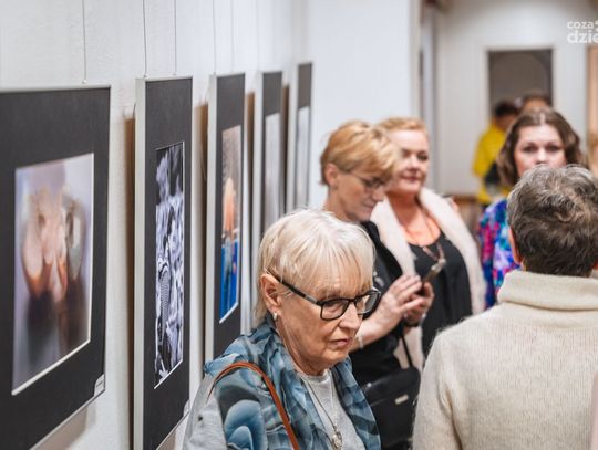 Wystawa fotografii Radomskiego Towarzystwa Fotograficznego - Kobieta w roli głównej (zdjęcia)