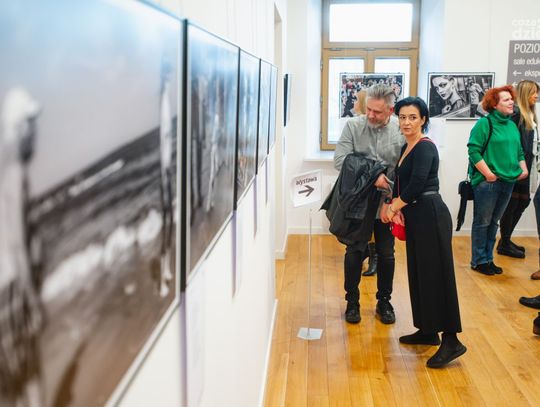 Wernisaż wystawy Tomasza Sikory "Obraz i Słowo" oraz otwarcie Galerii Fotografii FORMATY (zdjęcia)