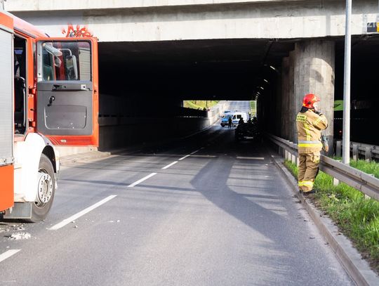 Oberwanie części wiatuktu na Grzecznarowskiego (zdjęcia)