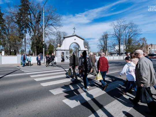 Wielkanocna kwesta na cmentarzu rzymskokatolickim w Radomiu (Zdjęcia) Wielkanocna kwesta na cmentarzu rzymskokatolickim w Radomiu (Zdjęcia)
