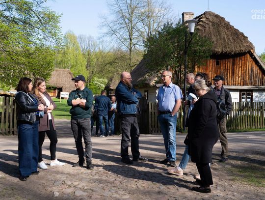 Wernisaż wystawy "Od adamaszku do żakardu – dawne tkaniny dworskie" w Muzeum Wsi Radomskiej (zdjęcia)