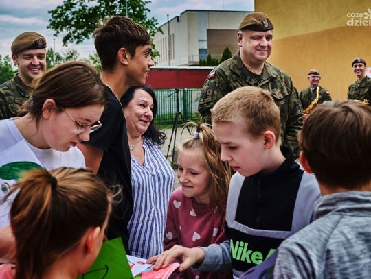 Świętowali Dzień Dumy z Munduru. Terytorialsi odwiedzili dom dziecka (zdjęcia)