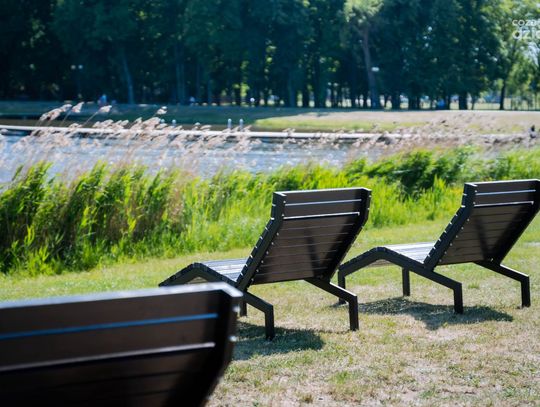 Montaż leżaków nad zalewem na Borkach (zdjęcia)