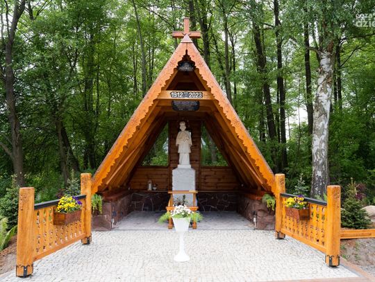 Uroczyste odsłonięcie zabytkowej kapliczki św. Jana Nepomucena z 1912 roku w Zadobrzu (zdjęcia)