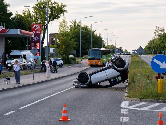 Dachowanie pojazdu na ul. Warszawskiej (zdjęcia)