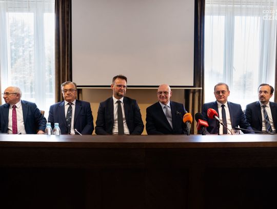 Podpisanie umowy trójstronnej dot. uruchomienia nowego kierunku studiów podyplomowych „Bezpieczeństwo eksploatacji i utrzymanie taboru kolejowego" (zdjęcia)