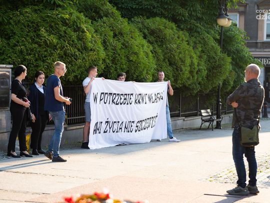 Znicze pamięci dla zmarłego żołnierza Wojska Polskiego (zdjęcia)