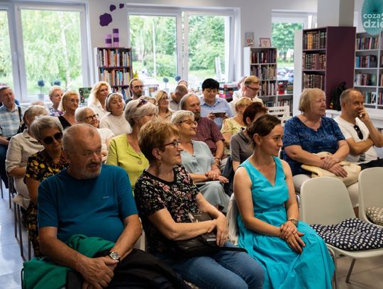 Promocja książki Marty Trojanowskiej "Siłaczka z Młodzianowa. O bibliotekarce Stanisławie Bisikiewicz" (zdjęcia)