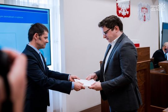 Analizujemy oświadczenia majątkowe radnych Rady Miejskiej w Radomiu! (cz. 1) Analizujemy oświadczenia majątkowe radnych Rady Miejskiej w Radomiu! (cz. 1)