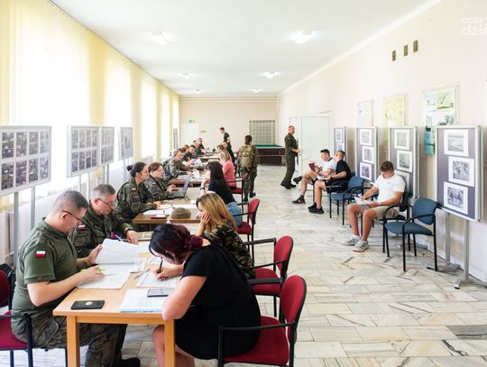 Wcielenie ochotników do 6. Mazowieckiej Brygady Obrony Terytorialnej w ramach projektu "Wakacje z WOT" (zdjęcia)