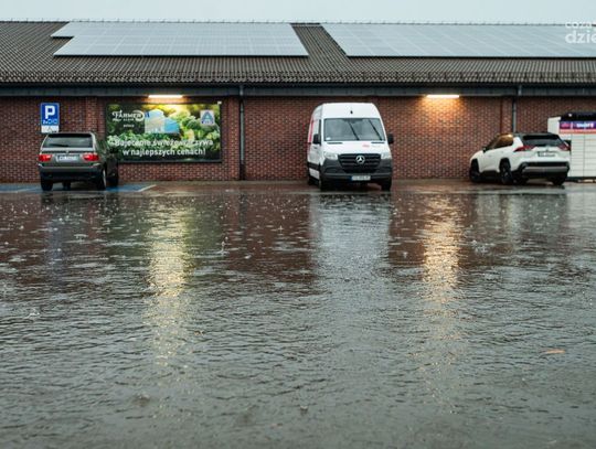 Podtopienia na parkingu przy ul. Reja/Mireckiego (zdjęcia) Podtopienia na parkingu przy ul. Reja/Mireckiego (zdjęcia)