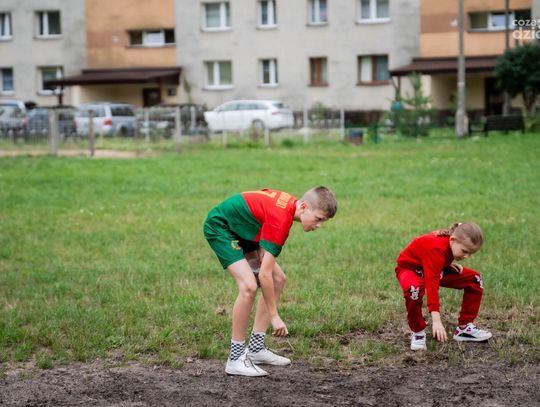Sianie trawy na boisku przy ulicy Pawiej (zdjęcia)