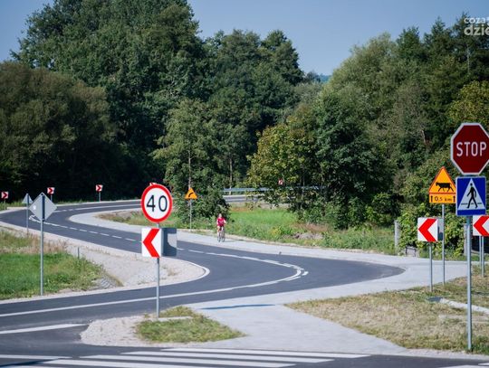 Otwarcie nowego odcinka drogi powiatowej Wolanów - Zakrzew (zdjęcia)