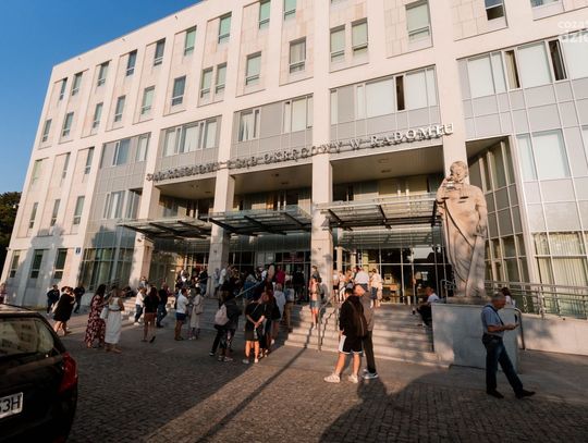 Ogromne kolejki nauczycieli przed otwarciem Sądu przy ul. Warszawskiej (zdjęcia)