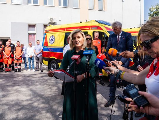 Konferencja prasowa dot. przekazania  dwóch nowoczesnych ambulansów (zdjęcia)