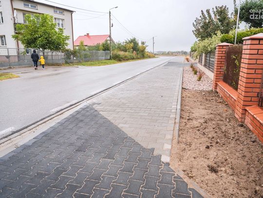 Otwarcie nowego chodnika przy drodze powiatowej (zdjęcia)