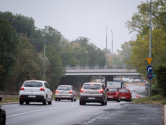 Awaria wodociągowa u zbiegu ulic 11 Listopada i Szarych Szeregów (zdjęcia)