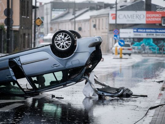 Dachowanie samochodu na ul. Limanowskiego (zdjęcia)