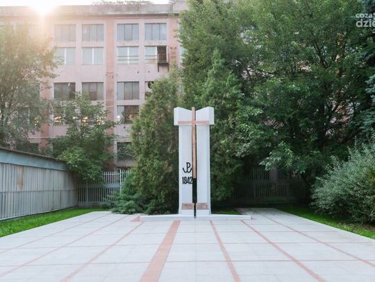 Rewitalizacja pomnika upamiętniającego ofiary egzekucji z dnia 14.10.1942 przy ul. Biznesowej (zdjęcia) Rewitalizacja pomnika upamiętniającego ofiary egzekucji z dnia 14.10.1942 przy ul. Biznesowej (zdjęcia)