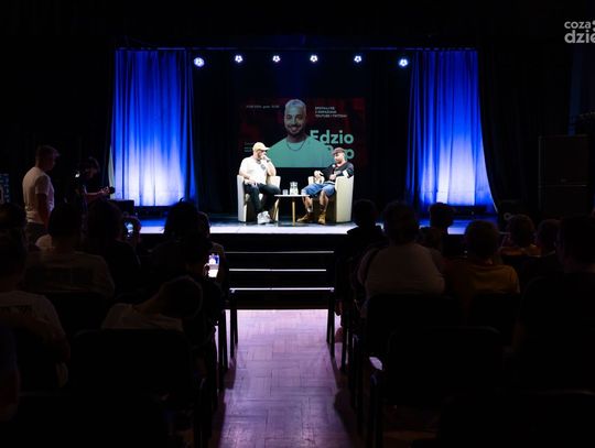 Warsztaty twórcze dla młodzieży z gwiazdą TikToka Piotrem Byliną znanym jako Edzio Rap (zdjęcia) Warsztaty twórcze dla młodzieży z gwiazdą TikToka Piotrem Byliną znanym jako Edzio Rap (zdjęcia)