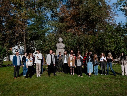 Uroczystość ślubowania pierwszej klasy Liceum Sztuk Plastycznych (Zdjęcia) Uroczystość ślubowania pierwszej klasy Liceum Sztuk Plastycznych (Zdjęcia)